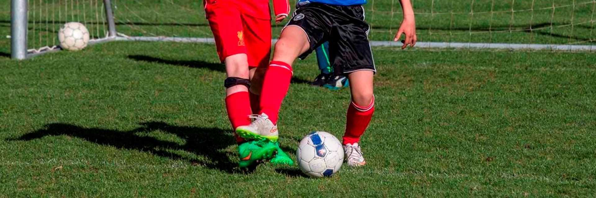 To fodbold spillere der sparker til en bold